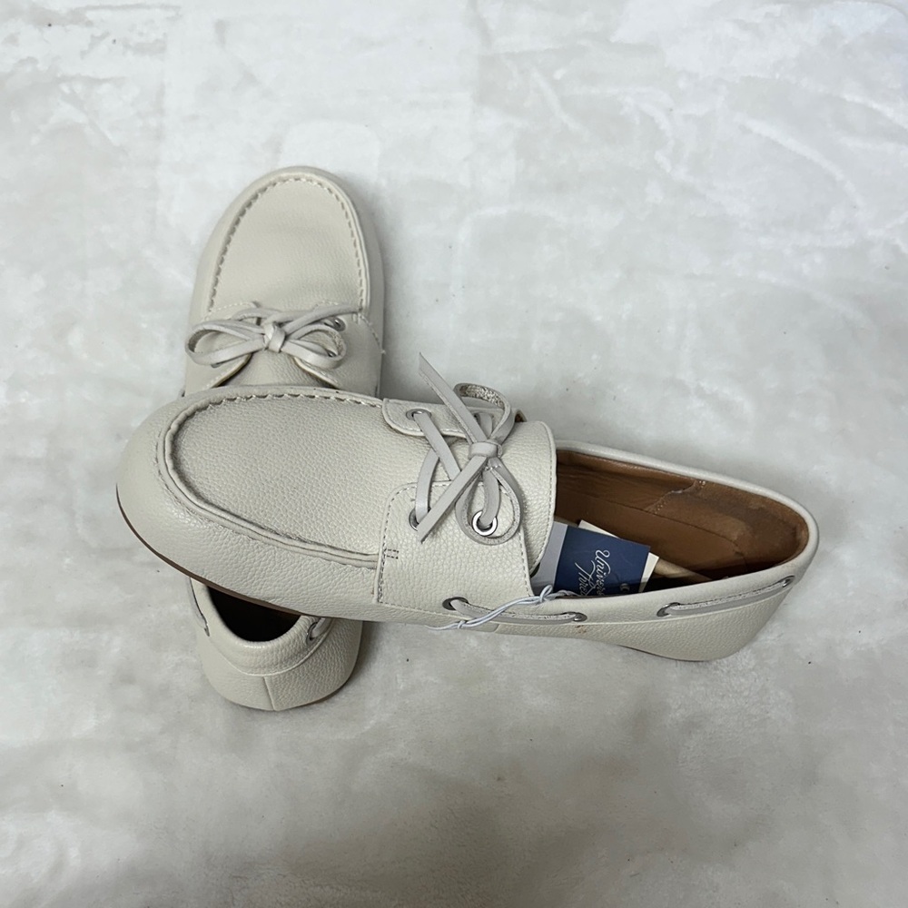 Universal Thread Women's Cream Loafers